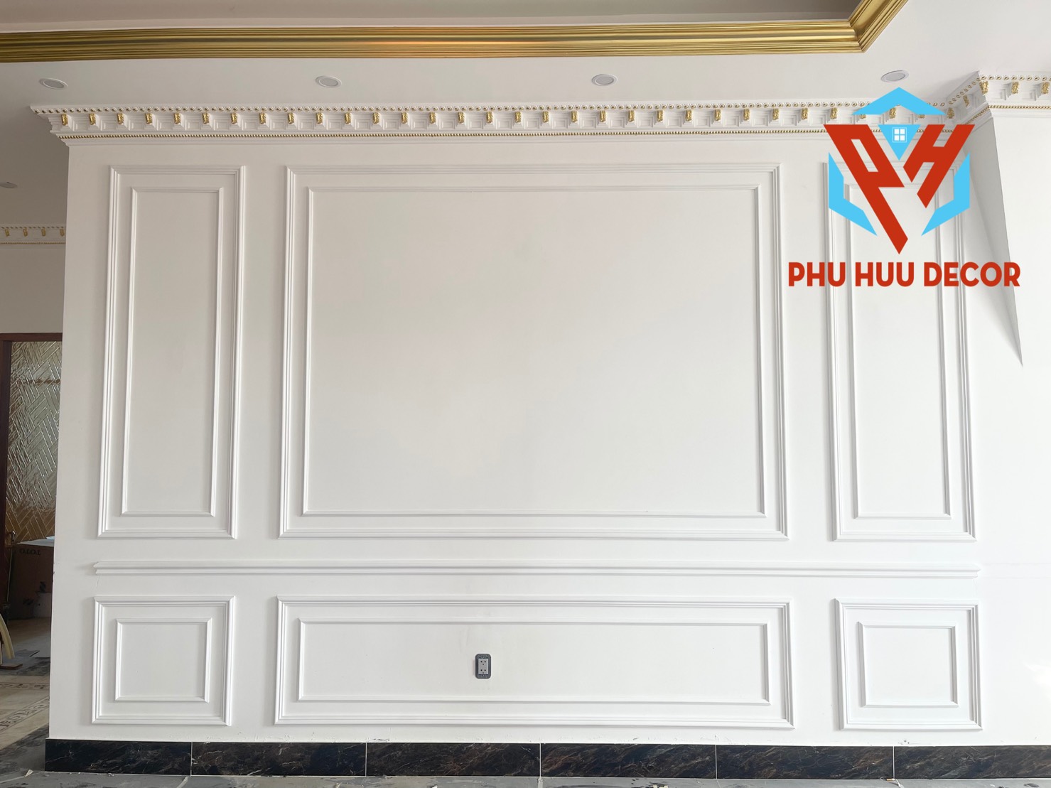 Sử dụng phào chỉ trơn trang trí, làm điểm nhấn lưng tường