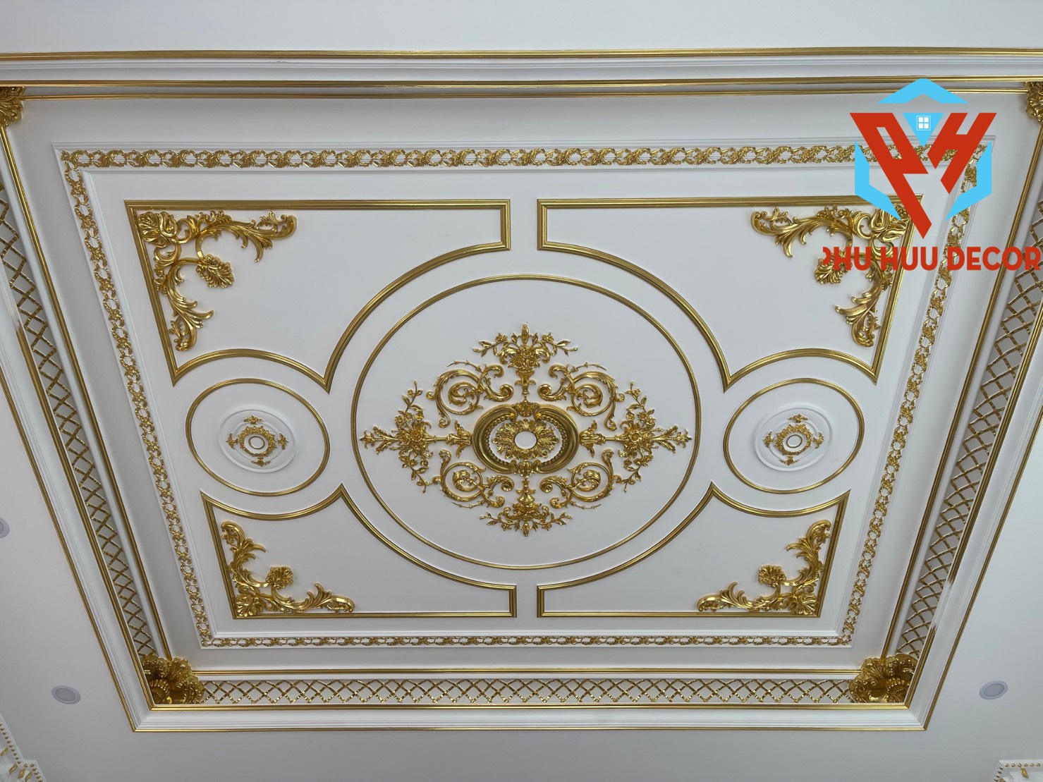 Hoa văn phào chỉ PU dát vàng tạo nên vẻ đẹp lung linh