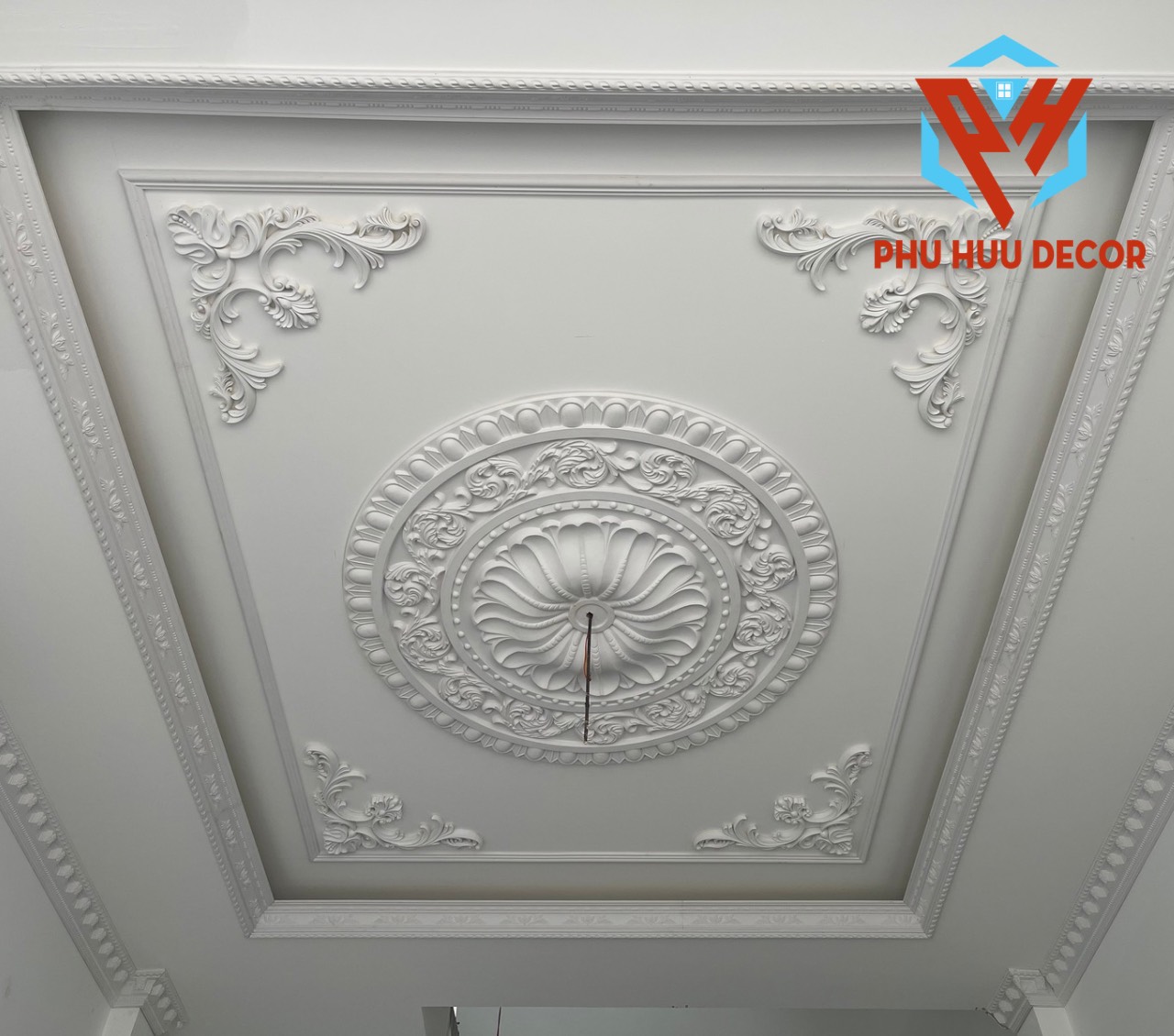 Nét đẹp tinh tế của phào chỉ pu trần nhà tân cổ điển